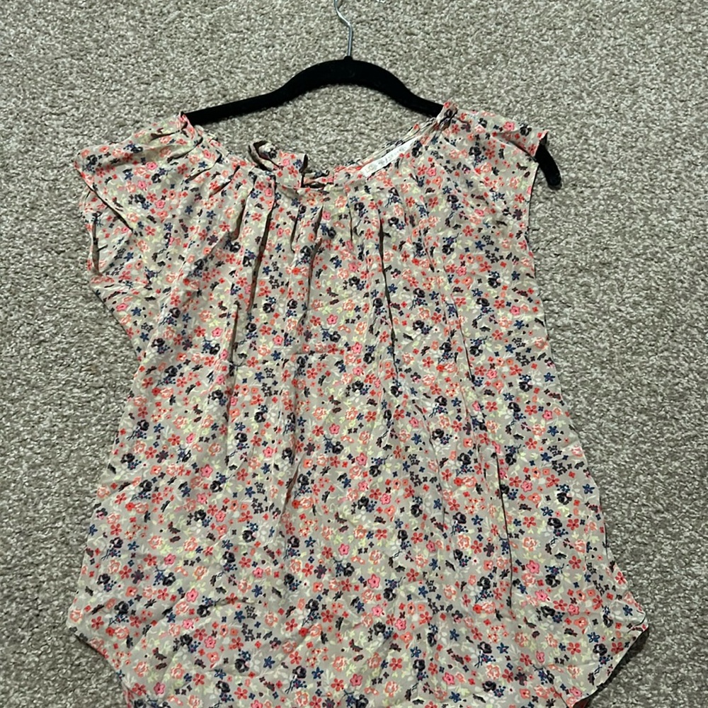 Short sleeve floral top with bow detail in the back